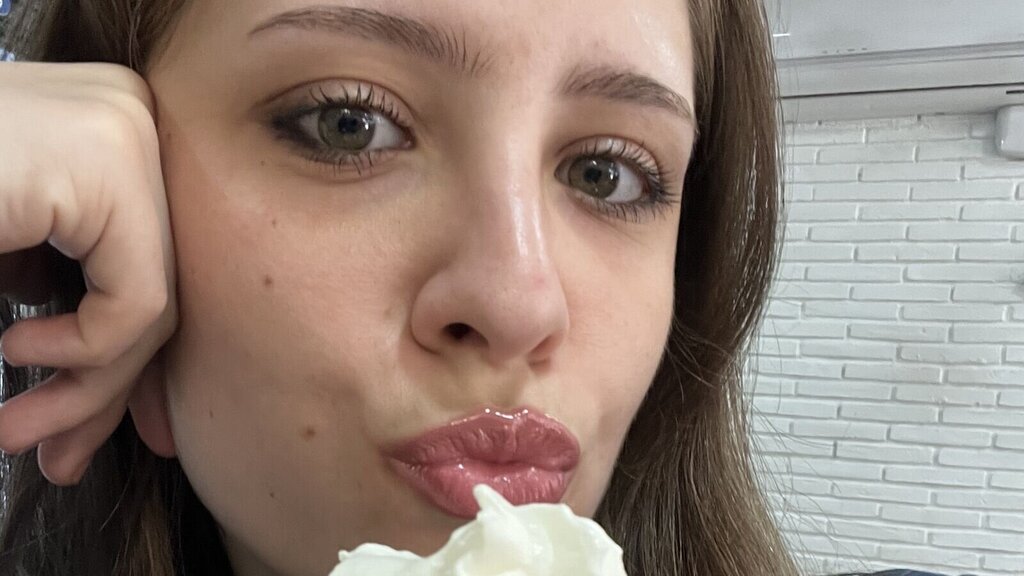 MikaelaOpn